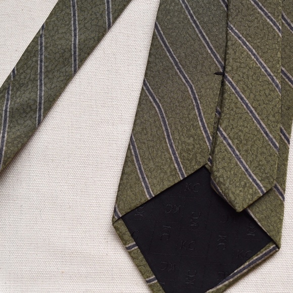 Kenneth Cole Silk Grey Pinstripe Necktie - Picture 3 of 3
